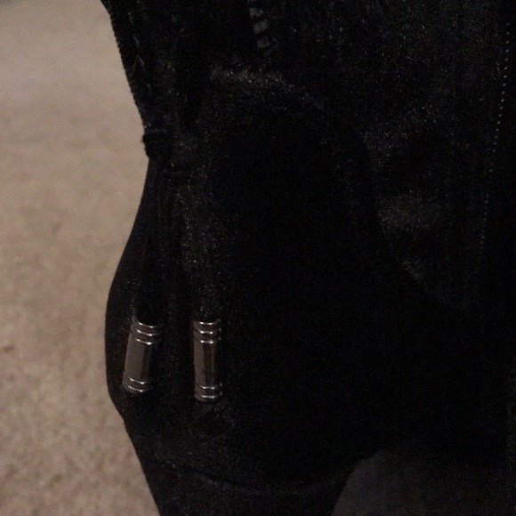 🔥BEAUTIFUL BLACK VELVETY BOOTIES🔥BNIB - Picture 3 of 4